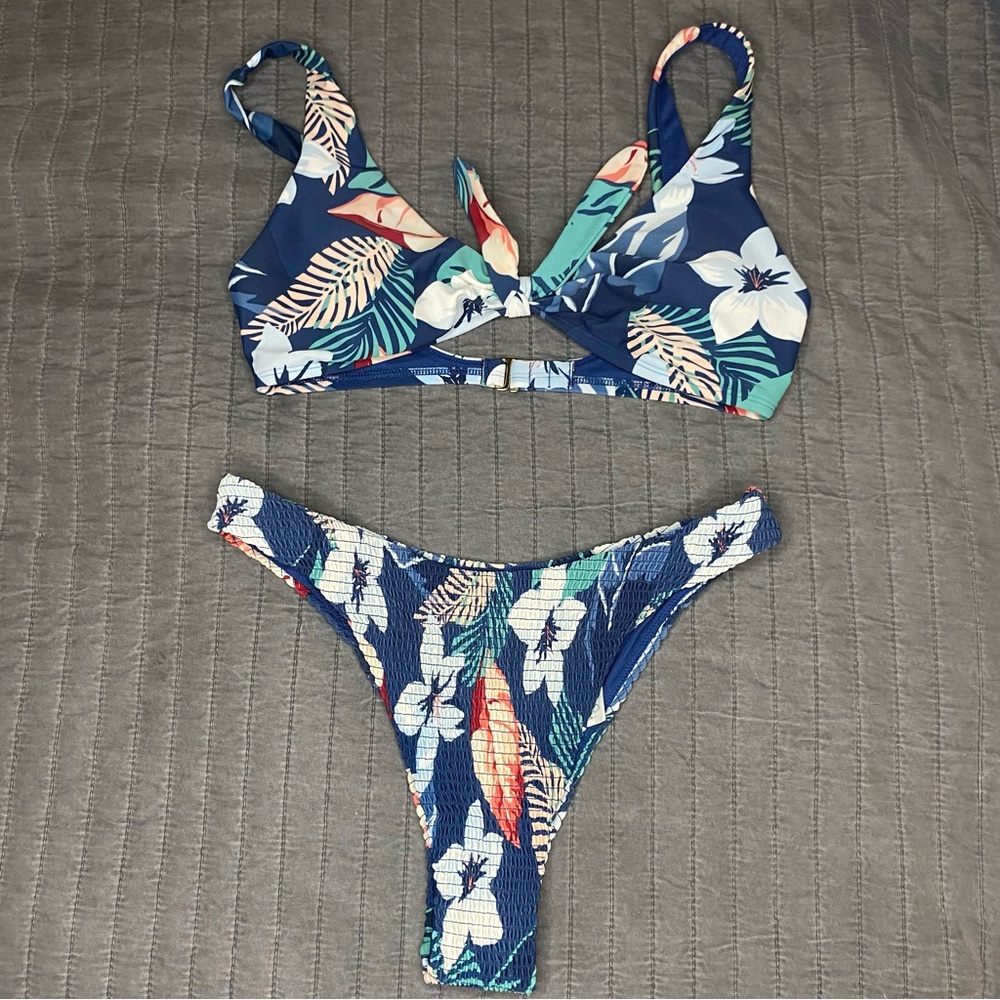 Hollister Floral Bikini 👙 Top + bottom - Picture 10 of 11